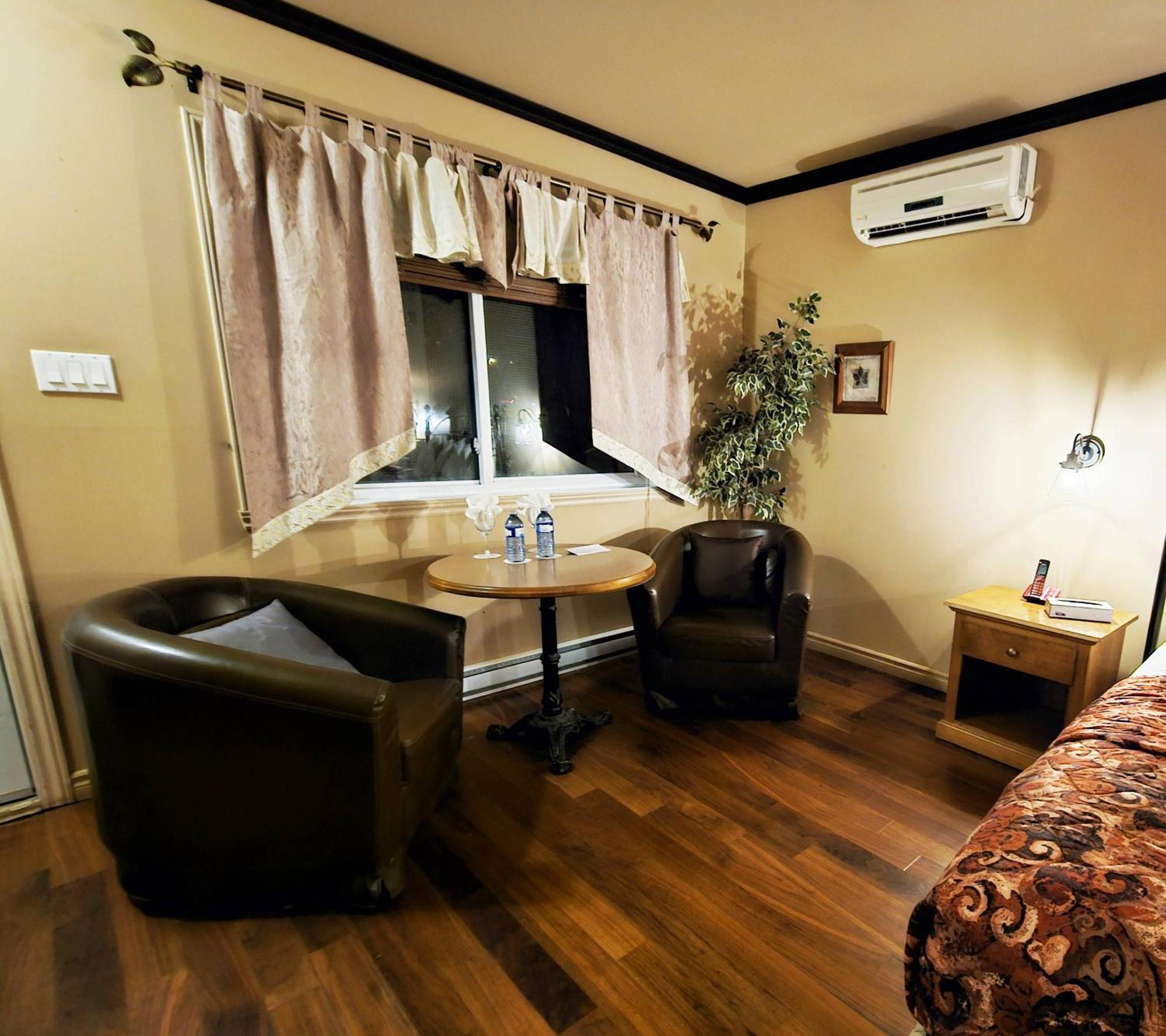 Hotel-Motel Drummond 드럼먼드빌 외부 사진